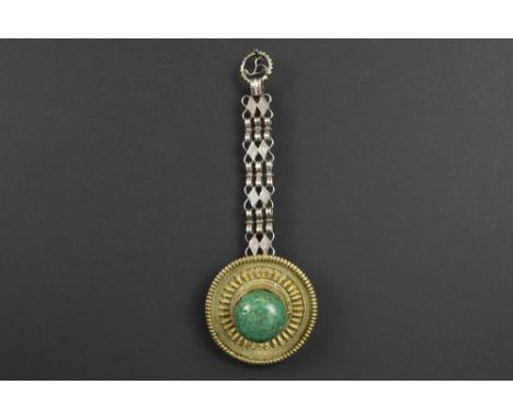 round antique Tibetan gilded ornament with fine perlage work and with a central green stone - with a short silver chain || Ro