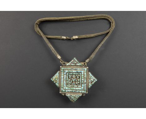 antique Tibetan silver ghau with beads in turquoise and with its silver chain || Antieke Tibetaanse ghau in zilver bezet met 