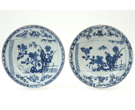 pair of 18th Cent. Chinese plates in porcelain with a blue-white decor with a scroll with garden view || Paar achttiende eeuw