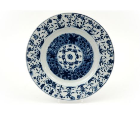 18th Cent. Kang Hsi period dish in marked porcelain with a blue-white decor with a fish scales motif || Achttiende eeuwse Chi