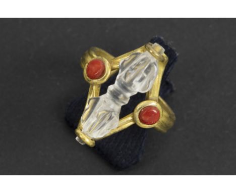 vintage Tibeto Nepalese ring in yellow gold (ca 20 carat) with coral and rockcrystal || Tibeto-Nepalese ring in geelgoud (ca 