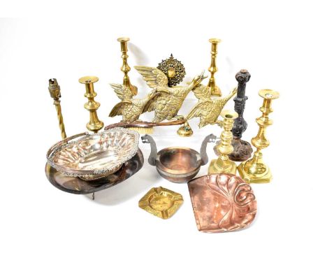 A quantity of mixed metalware to include an Art Nouveau copper crumb scoop and brush, brass candlesticks, a lamp in the form 