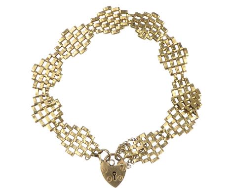 A 9ct gold gate bracelet with lozenge-shaped links united with a 9ct heart-shaped padlock clasp, length 17cm, approx. 6g.