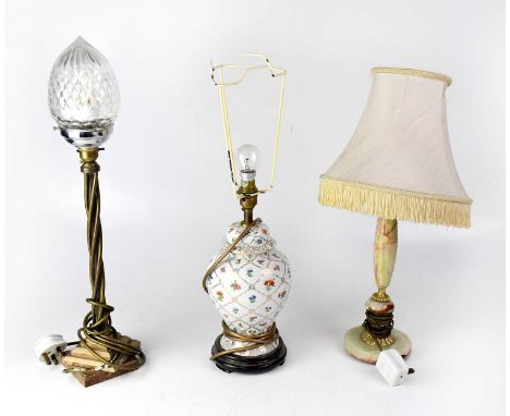 Three non-matching table lamps, comprising an onyx and brass example, a brass lamp on stepped square base and a ceramic balus