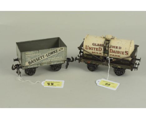 A vintage Bassett-Lowke 'O' gauge United Dairies milk tank wagon, 14cm long (play wear and age related use) plus a Bassett-Lo