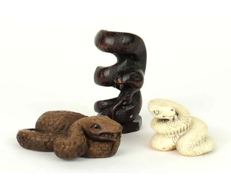 NETSUKE, Konvolut von 2,Japan, 19./ 20. Jh., Holz bzw Bein, geschnitzt, Windende Schlangen, 1x eingesetzte Augen, 2 x 6,2 bzw