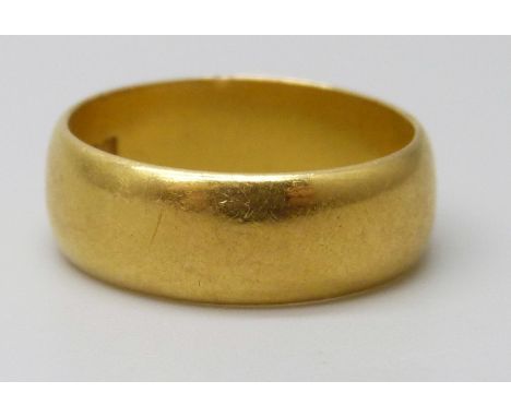 A 22ct gold wedding ring, 6.2g, K