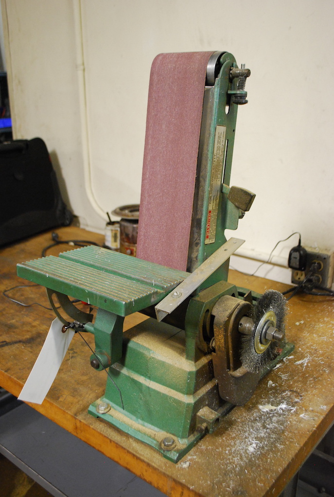 GRIZZLY 4” X 6” MODEL G1020 BENCH TOP BELT & DISC SANDER S/N 014596; 120V.