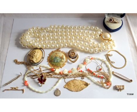 A mixed lot of gold and silver jewellery to include 14ct gold teeth, 9ct pearl and garnet ring, 9ct stock and tie pins and go