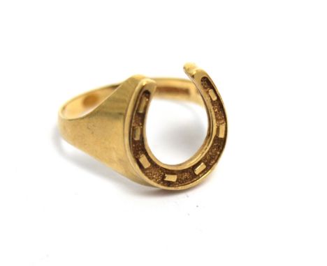 A gentlemen's 9ct gold dress ring in the form of a horseshoe, size T, approx 3.1g.