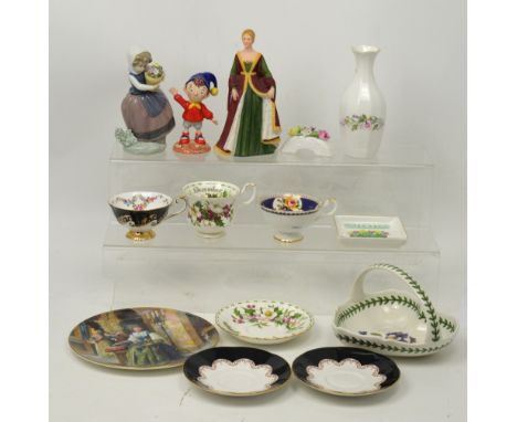 A small collectors' lot of ceramics to include a boxed Portmeirion 'Botanic Garden' heart-shaped basket, an Aynsley 'Wild Tud