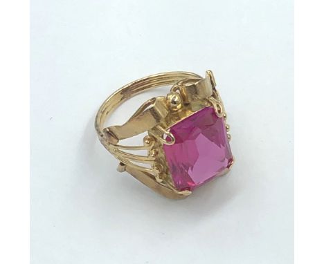 Synthetic ruby ring to a yellow metal mount 5.2g 
