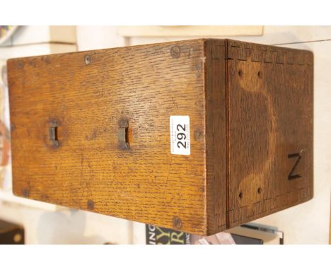 Vintage oak storage chest 19 x 34 x 22 cm. P&amp;P Group 2 (£18+VAT for the first lot and £2+VAT for subsequent lots) 