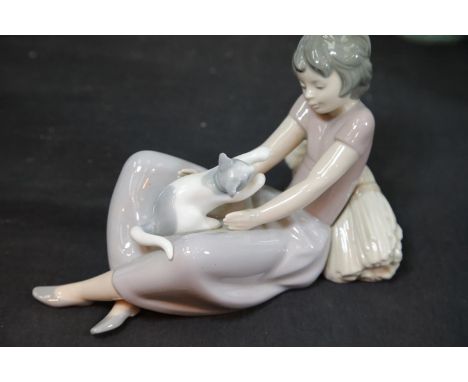 Nao girl with cat figurine, L: 20 cm. P&amp;P Group 1 (£14+VAT for the first lot and £1+VAT for subsequent lots). 