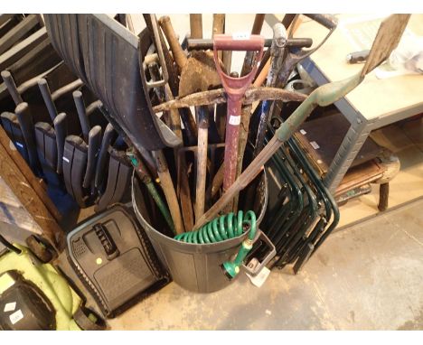 Collection of garden hand tools and three folding garden chairs. Not inc bin This lot is not available for in-house P&amp;P, 