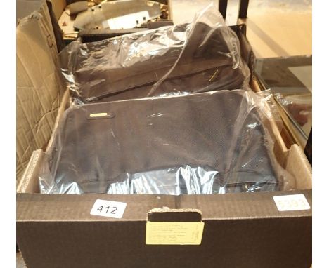 Box of new old stock Targus shoulder bags. P&amp;P Group 1 (£14+VAT for the first lot and £1+VAT for subsequent lots) 