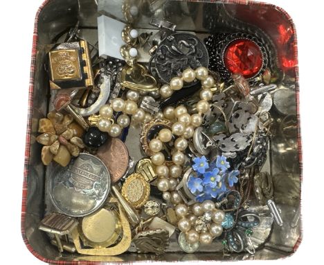 Tray of vintage and later costume jewellery includes silver, brooches etc