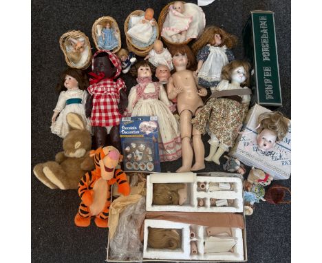 Large quantity of vintage dolls 