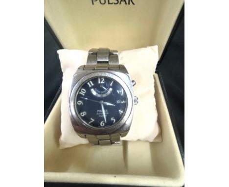 Vintage gents Pulsar automatic wrist watch, watch ticks, date function works as should, no warranty given, watch in original 