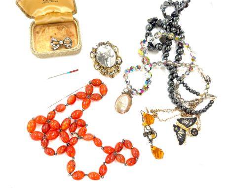 Selection of vintage ladies costume jewellery to include a 9ct gold front and back locket