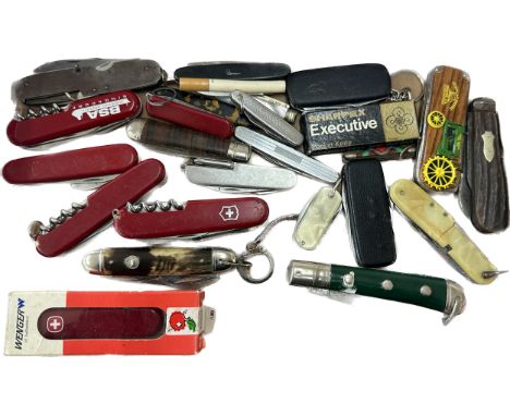 Collection of vintage pocket/ penknives to include swiss John Deere etc (26 in total)