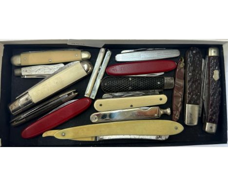 Collection of vintage pocket/ pen knives to includes Dirty Dicks advertising, razor and scissors etc (16 items)