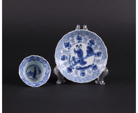 A porcelain cup and saucer with gilt decoration. China, Kangxi.Diam.: 11 cm.