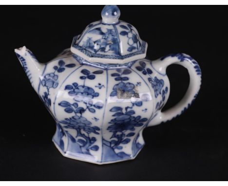 A porcelain angled teapot with floral decor. China Kangxi/Yongzheng.H.: 11 cm.