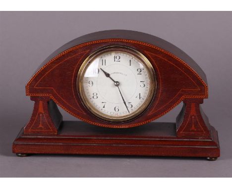 A wooden mantel clock, addressed Walker & Hall Ltd on the dial. 1st half 20th century.Afm.:  14 x 25 cm.
