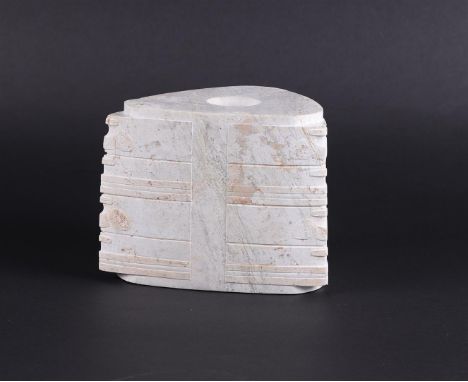 A jade cong. China, 20th century.Afm.: 14 x 16 cm.