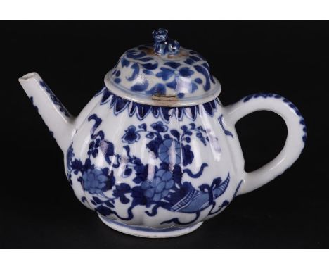 A ribbed porcelain teapot with Horn of Plenty and floral decor and lion as lid knob. China, Kangxi/Yongzhen.H. 11 cm.