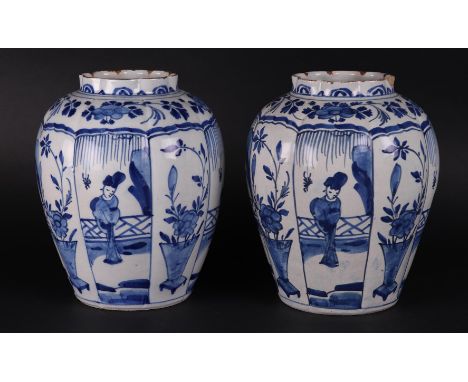 A pair of 18th century Delft vases with Kangxi decor in divisionsH.: 24 cm.