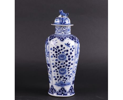 A porcelain vase with cover, marked Kangxi. China, 19th century.H.: 33 cm.