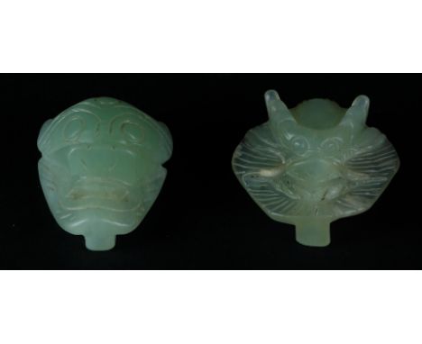 A lot of two jade buckles. China, 20th century.Diam.: 6 cm.