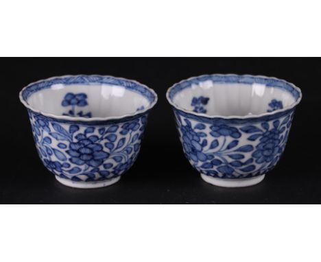 Two ribbed relief bowls with floral decoration, also on the inside, marked with a Jade mark. China Kanxi.Diam.: 6.5 cm.