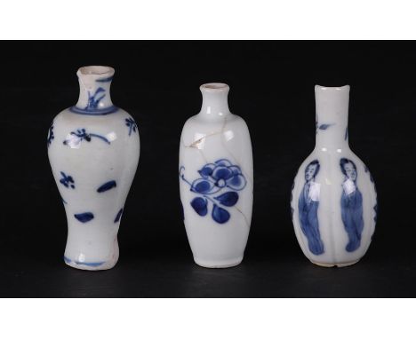 Three porcelain etagère vases, 1x with frosted decor, 2x with floral decor. China Kangxi/Qianlong.H.: Ca. 6 cm.