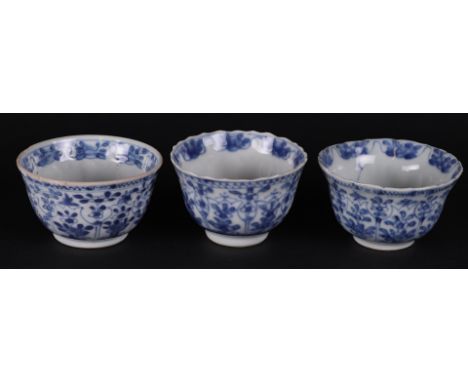 Three ribbed porcelain bowls with floral decor, the inside also with floral decor. China Kangxi/Yongzheng.Diam.: Ca 8 cm.