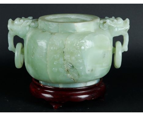 A green jade lidded jar. China, 20th century.Afm.: 22 x 30 cm.