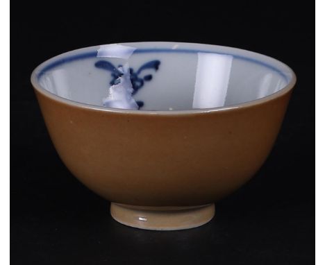 A porcelain wine cup with chamois leather exterior and floral decor interior. China Kangxi/Yongzheng.Diam.: 8 cm.