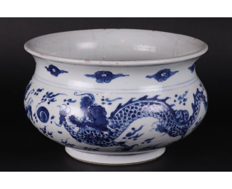 A bombé-shaped porcelain censer, decorated on the outside with two dragons chasing a flaming pearl. China, Kanxi.Diam.: 24. H