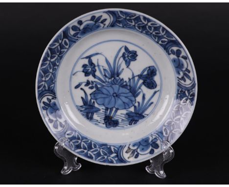 A porcelain plate with lotus flowers in a pond decor with floral outer rim. Marked on the back. China Kangxi/Yongcheng. Diame