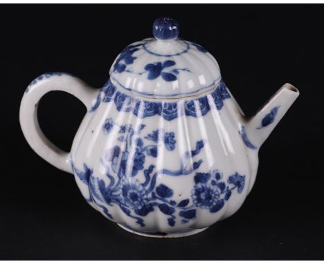 A ribbed porcelain teapot with a cornucopia and floral decor. China Kangxi/Yongzhen.H.: 11 cm.