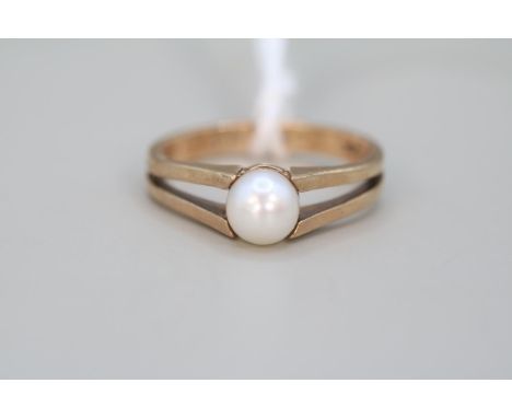 Ladies 9ct Gold Pearl set ring Size K 