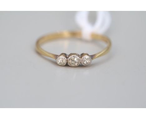 18ct Gold Ladies Diamond 3 stone Rub over set ring Size Q. 1.6g total weight 