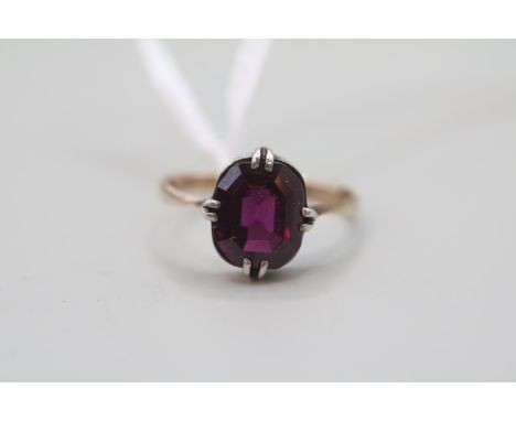 Ladies 9ct Gold Almandine Garnet claw set ring Size G 