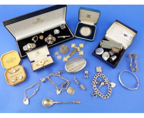 A collection of Jewellery and Costume Jewellery, including a 9ct yellow gold gatelink bracelet with padlock clasp, 6.3g, thre