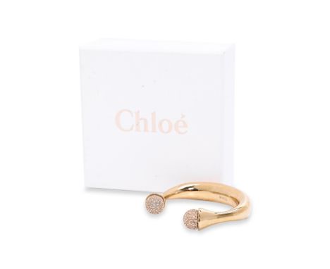 A CHLOÉ DARCEY BRACELET
Gold-tone bangle bracelet, includes brand box and authenticity cards.
CHLOÉ
Condition: For a conditio