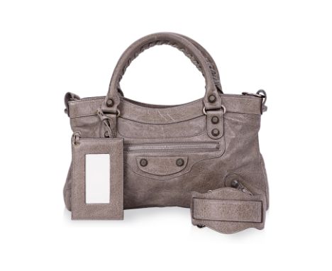 A BALENCIAGA CITY LEATHER HANDBAG
Beige leather exterior, detachable strap, mirror, includes dust bag.
BALENCIAGA
19cm x 33cm