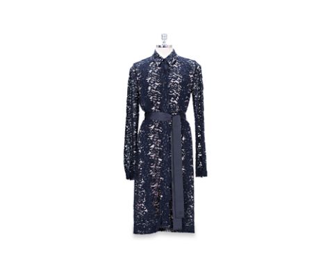 A CAROLINA HERRERA NAVY LACE DRESS
Navy lace button down dress with nude lining, includes belt.
CAROLINA HERRERA
Size 2
*
Con