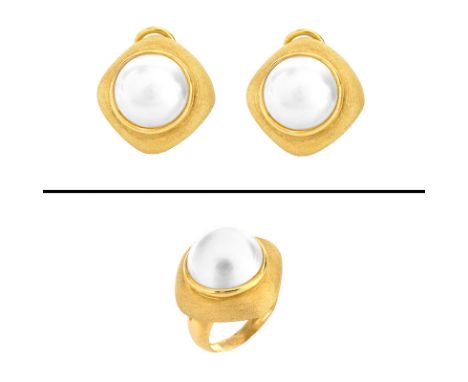 Vintage Italian 18 Karat Yellow Gold and Mabe Pearl Earring and Ring Suite. Stamped Italy 18K. Very good condition. Ring size